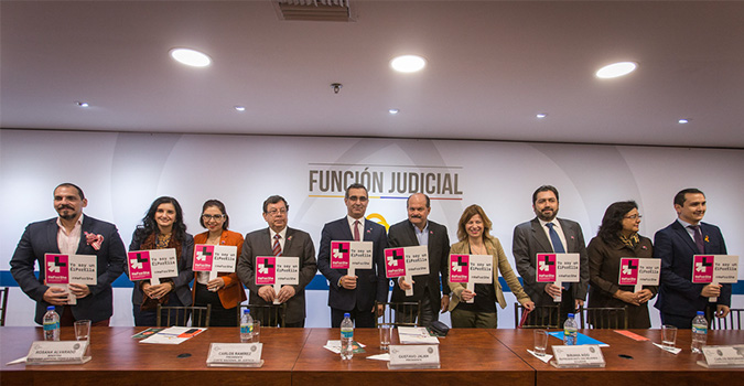 Jueces y vocales del Consejo de la Judicatura firman HeForShe durante el lanzamiento del Manual para incorporación de perspectiva de derechos de las mujeres en el acceso a la justicia, acto organizado por el Consejo de la Judicatura.