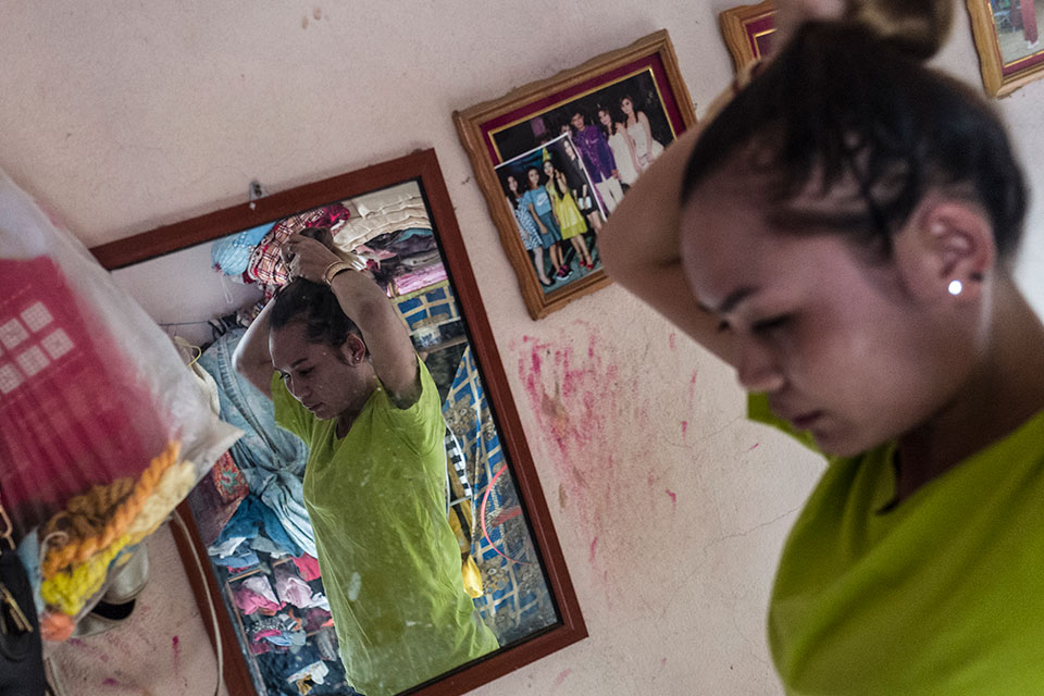 A través del proyecto sobre acoso sexual en los lugares de trabajo respaldado por ONU Mujeres, Srey Sros y muchas de sus compañeras han aprendido a denunciar el acoso. Foto: ONU Mujeres/Charles Fox.