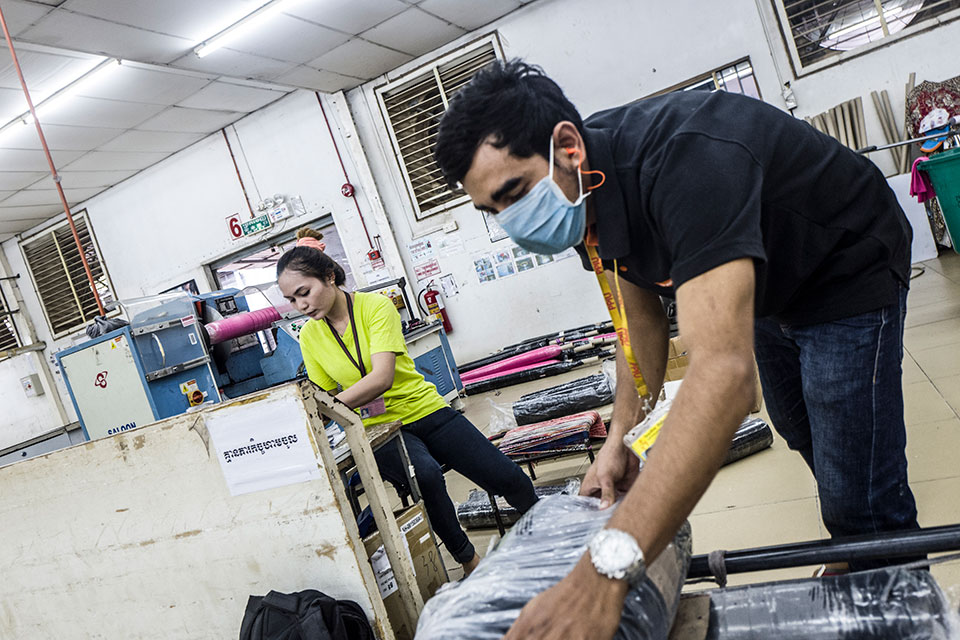 La fábrica ubicada en Sangkat Chaom Chao en la que trabaja Srey Sros se encuentra a la vanguardia en  la labor de abordar y combatir el acoso sexual en los lugares de trabajo. Foto: ONU Mujeres/Charles Fox.