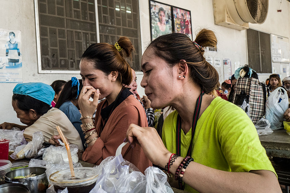 Srey Sros disfruta del almuerzo con su hermana de 23 años, Srey Roth. Foto: ONU Mujeres/Charles Fox.
