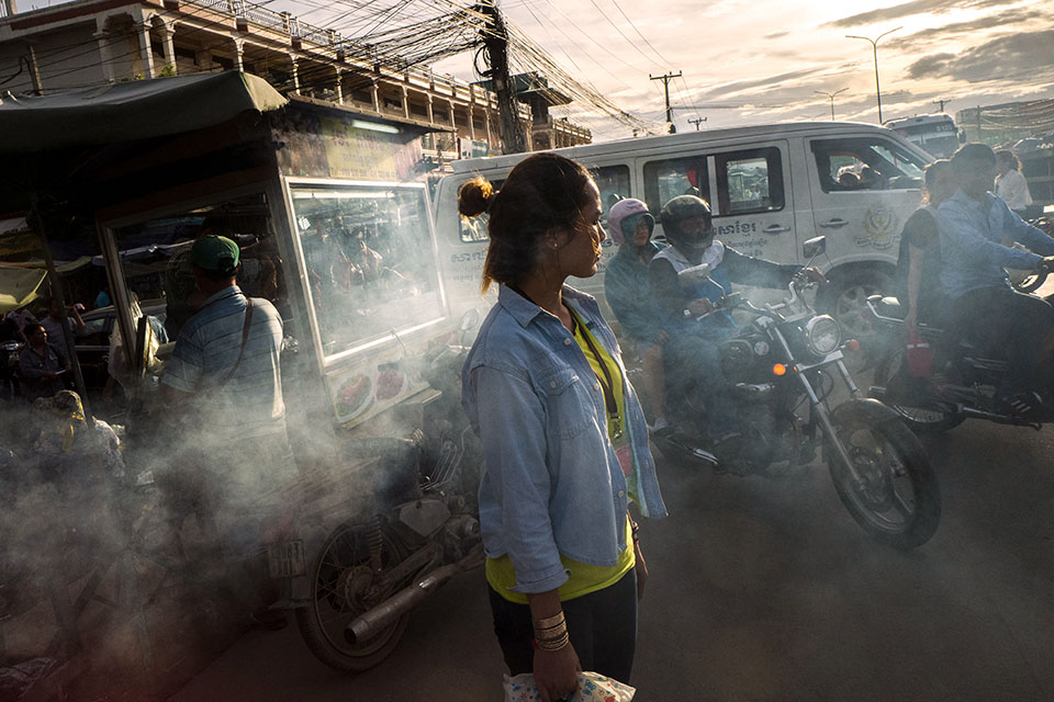 Srey Sros pasa por un mercado en Sangkat Chaom Chao en el que compra comida al volver de la fábrica a su casa. Foto: ONU Mujeres/Charles Fox.