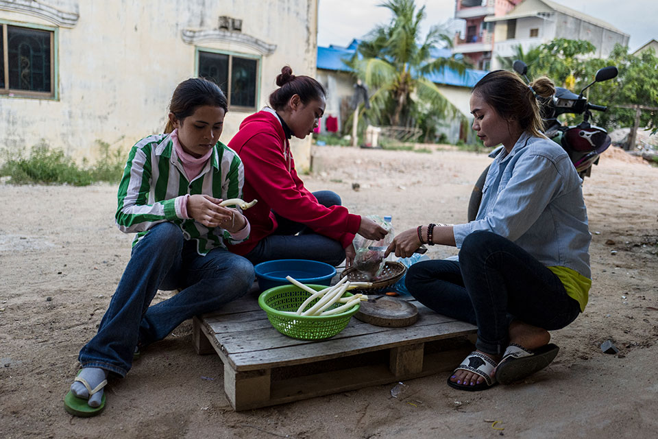 Srey Sros sueña en ahorrar dinero suficiente para tener su propia tienda de comestibles en su ciudad natal y formar una familia. Foto: ONU Mujeres/Charles Fox.