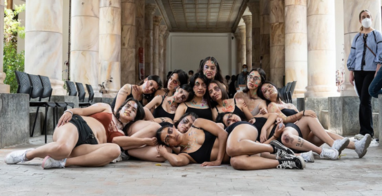 Foto: Performance, si las paredes hablaran de las estudiantes de arte de la U de Cuenca. 