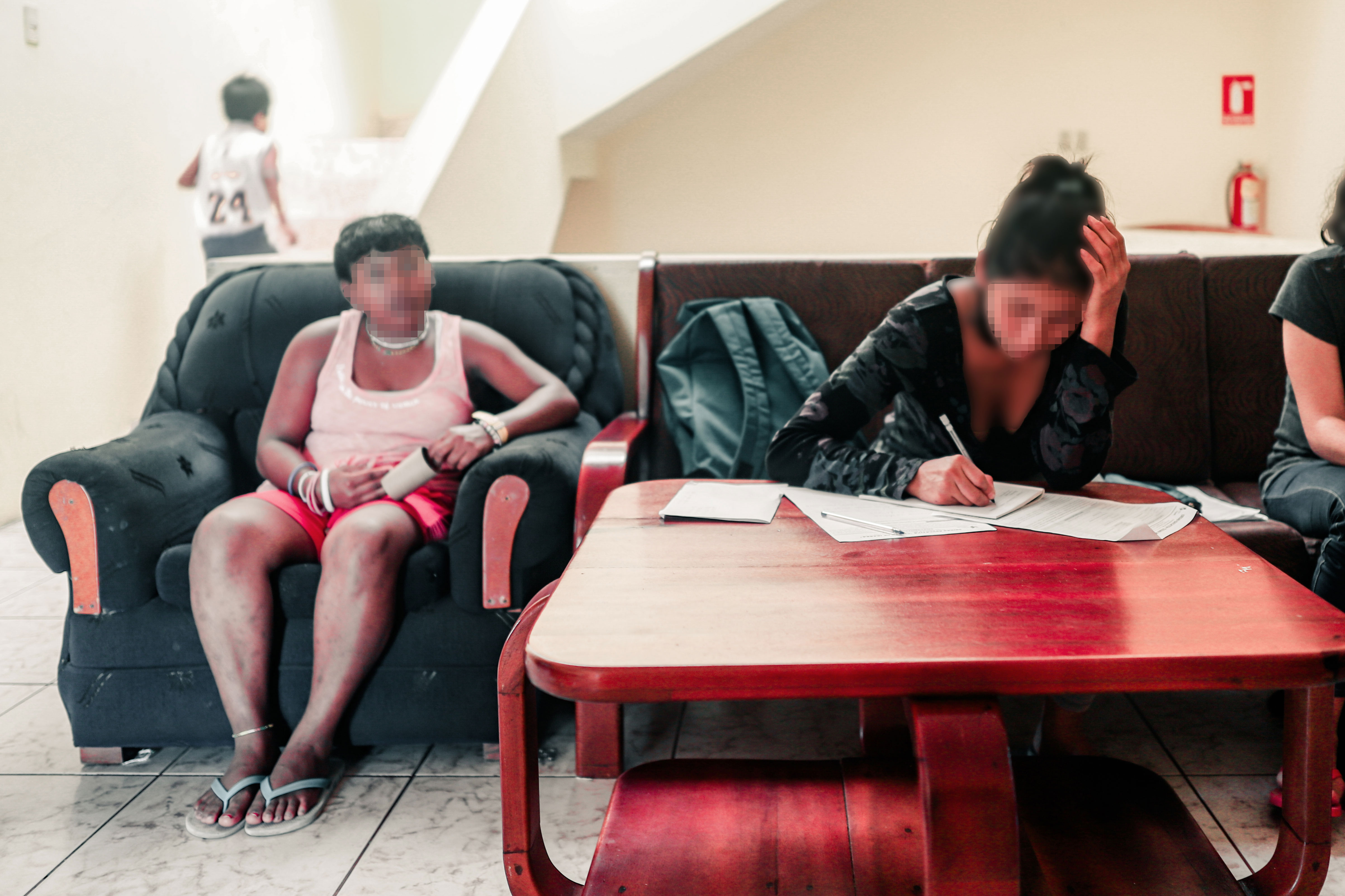 Usuarias de Casa de Acogida Paula compartiendo las áreas comunales mientras una de ellas plasma sus pensamientos por escrito. Foto: CEDEAL - ONU Mujeres