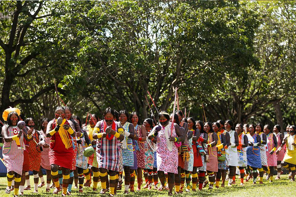Indigenous people from all over Brazil go to Brasília to participate in the Acampamento Terra Livre (Camp Free Land). (2018) – Photo: Marcelo Camargo/ Agência Brasil