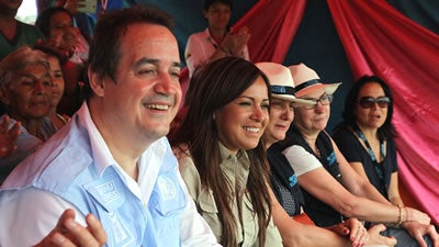 Yannick Glemarec, Director Ejecutivo Adjunto de ONU Mujeres; Ledy Zúñiga, Ministra de Justicia; Luisa Carvalho, Directora Regional de ONU Mujeres; y Moni Pizani, Representante de ONU Mujeres en Ecuador, durante su visita al Albergue de Rocafuerte en Manabí, junio de 2016. Foto: Ministerio de Justicia.