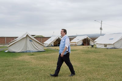 Yannick Glemarec, Director Ejecutivo Adjunto de ONU Mujeres, en el Albergue de Rocafuerte, Manabí, julio de 2016. Foto: ONU Mujeres/Michell Gachet.