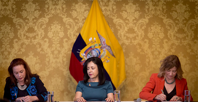 La Canciller Maria Fernanda Espinosa, La Primera Dama, Rocio Gonzales y Bibiana Aído en la firma del MoU entre la cancillería ecuatoriana y ONU mujeres
