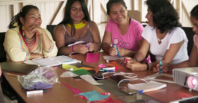 Mujeres Lideres de la Amazonía participando en taller