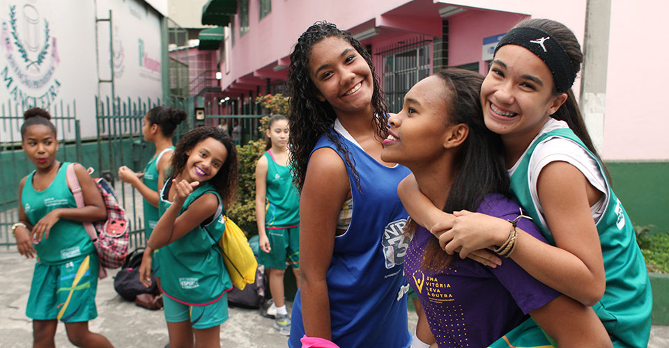 Tres niñas participantes en “One Win Leads to Another” en Brasil celebran durante un partido de baloncesto. Foto: ONU Mujeres/Gustavo Stephan.