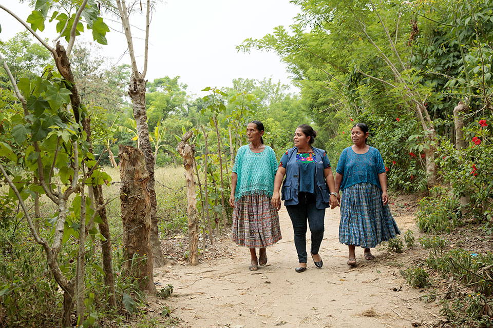 Kemberly Gonzalez, a part of the local promoter team for UN Women arrives in Puente Viejo and meets with indigenous women. Photo: UN Women/Ryan Brown