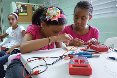 En la República Dominicana, adolescentes y niñas de tan sólo 11 años estudian robótica, mecánica automotriz, programación informática y electrónica.